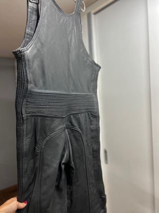Mono moto cuero. Mujer