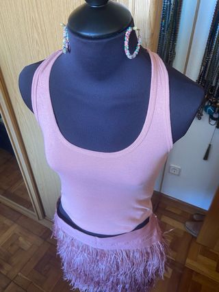 Minifalda sin estrenar de plumas rosas