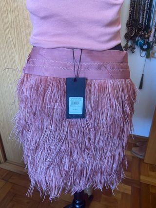 Minifalda sin estrenar de plumas rosas