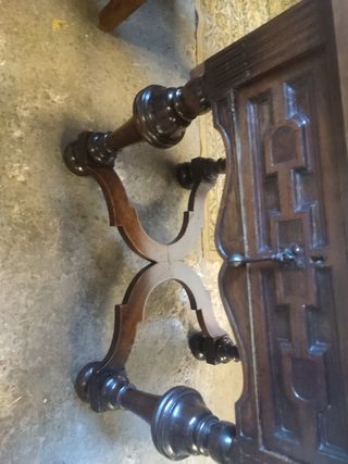 Mesa antigua de nogal
