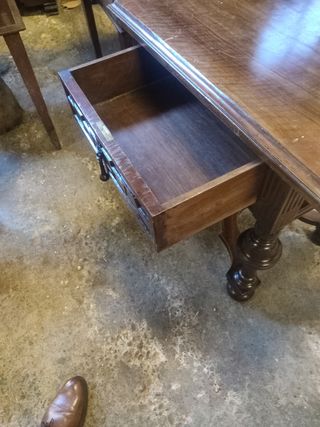 Mesa antigua de nogal