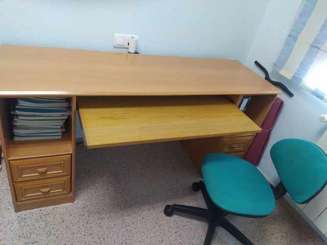 Mesa de escritorio con silla