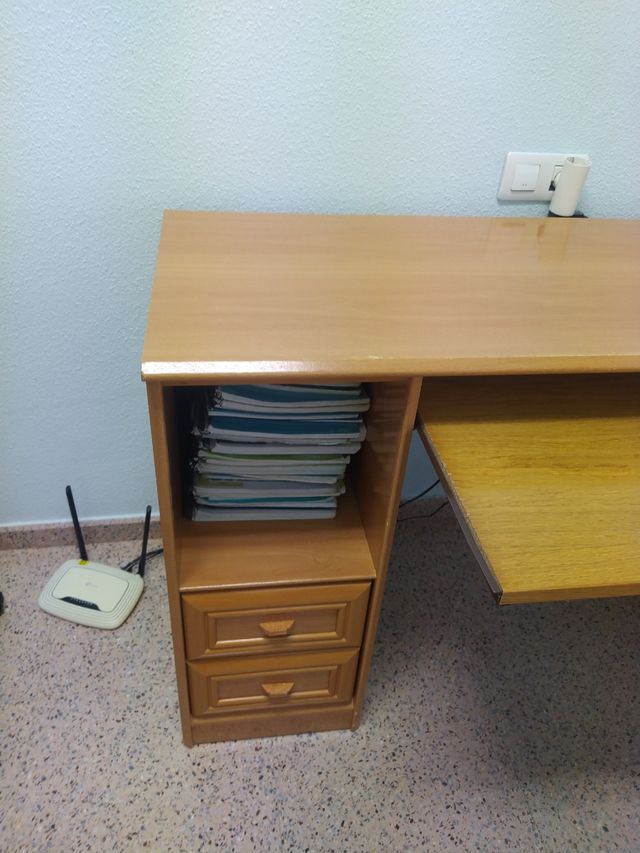 Mesa de escritorio con silla