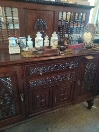 Aparador tallado antiguo