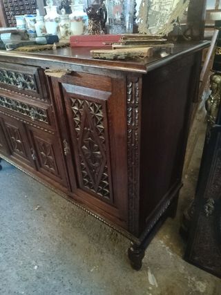 Aparador tallado antiguo