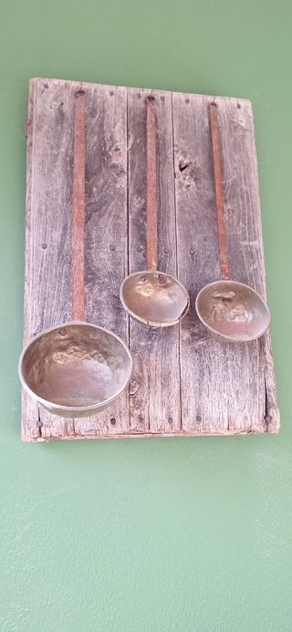 Cazos de latón y hierro