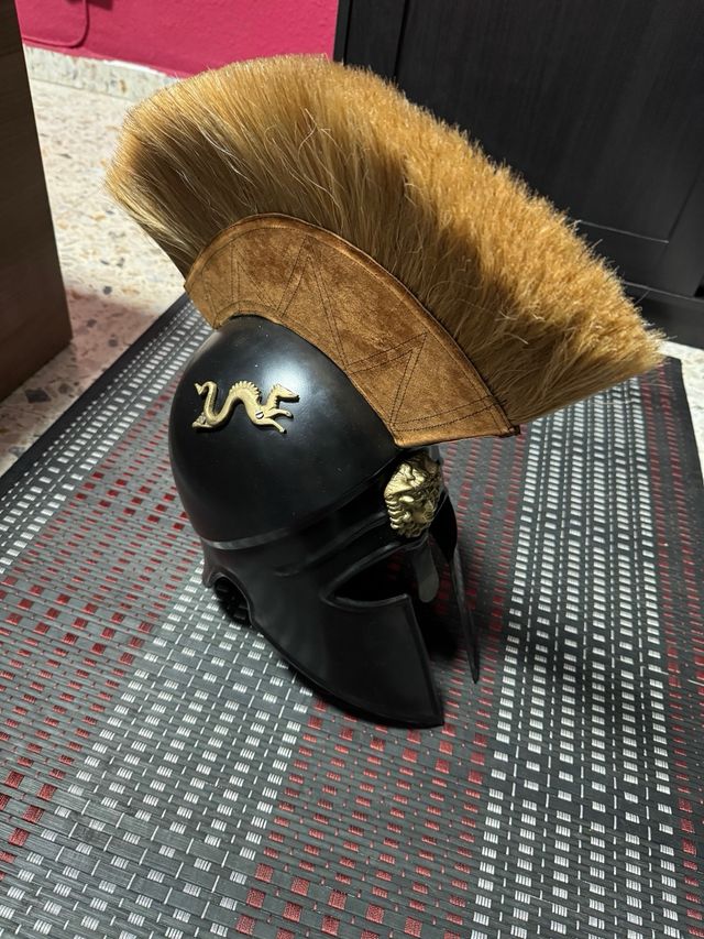 Casco griego corintio medieval con pluma