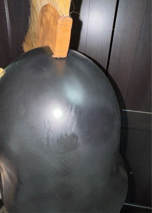 Casco griego corintio medieval con pluma