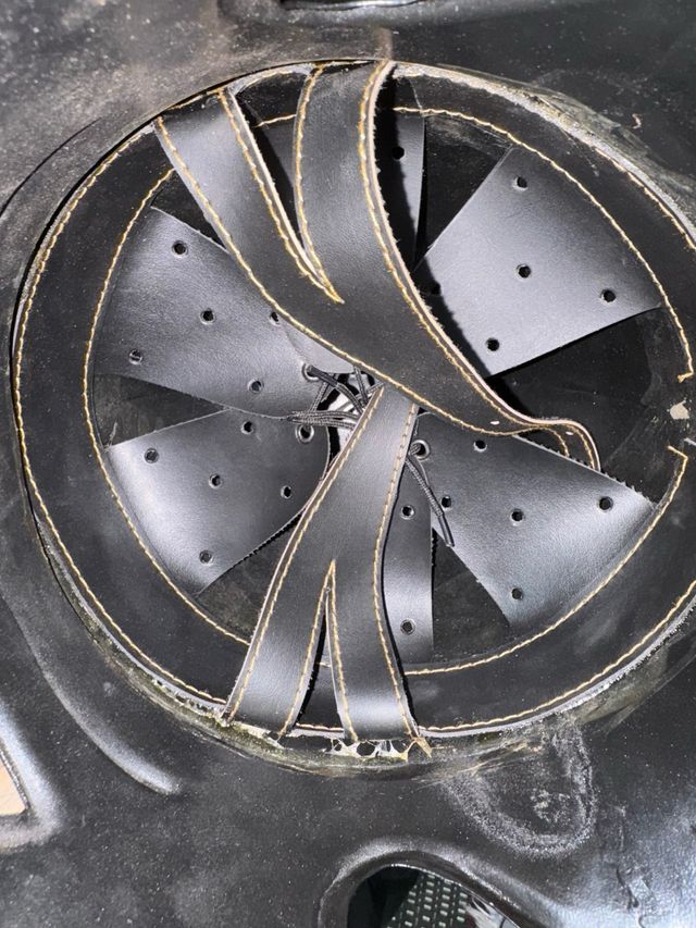 Casco griego corintio medieval con pluma