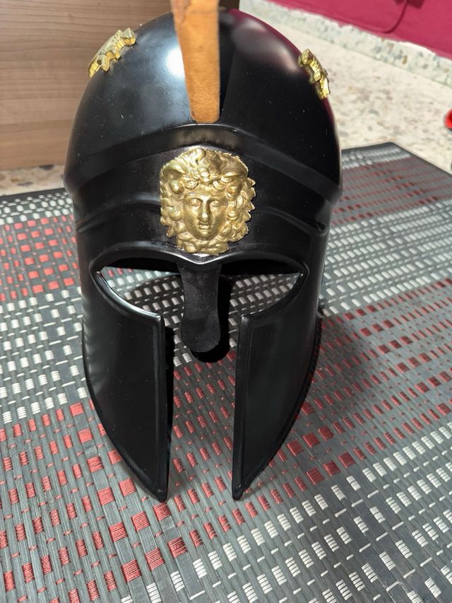 Casco griego corintio medieval con pluma