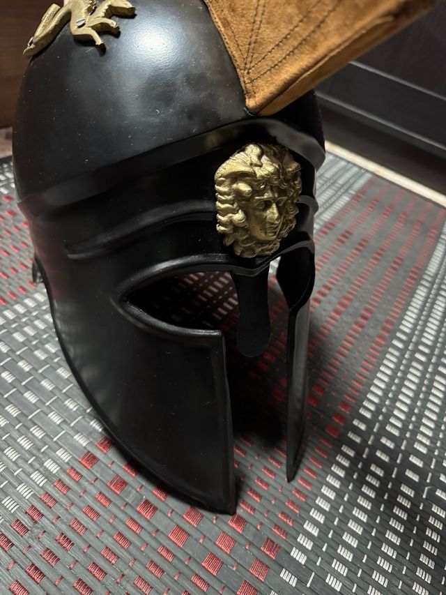Casco griego corintio medieval con pluma