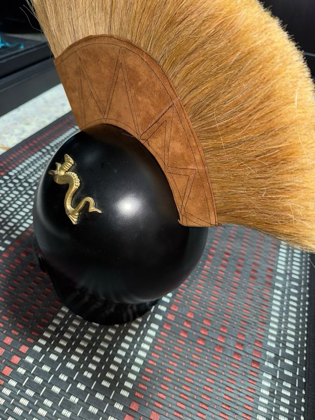 Casco griego corintio medieval con pluma