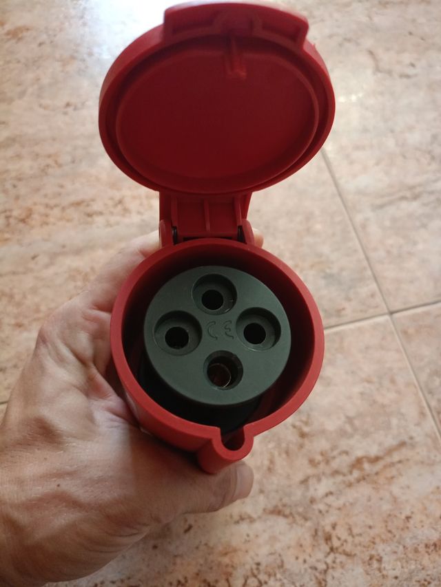 Base aérea de 32A 3P+TT 380-415V IP44