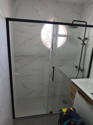¿Necesitas instalar una mampara?