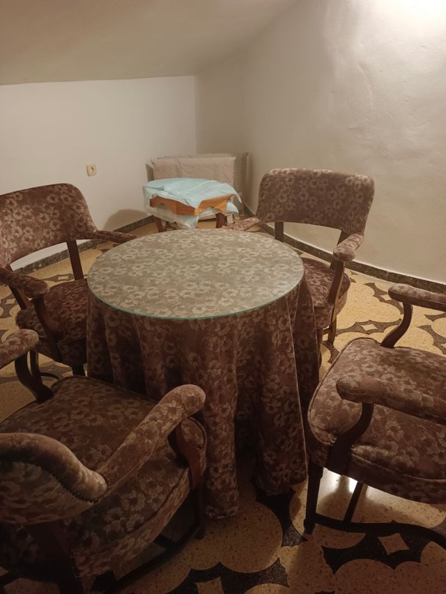 Conjunto de mesa y sillones