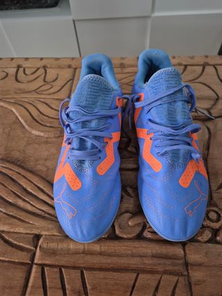 Se vende zapatos de futbol