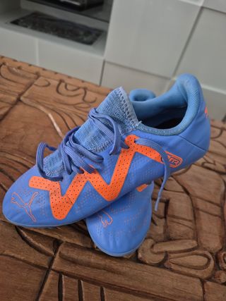 Se vende zapatos de futbol