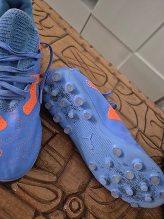 Se vende zapatos de futbol