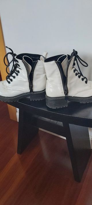 Botas blancas tipo charol. N. 37