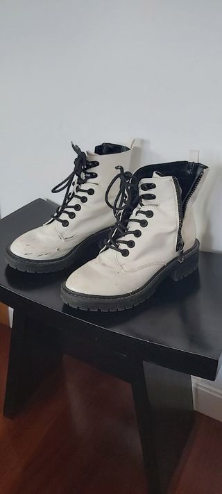 Botas blancas tipo charol. N. 37