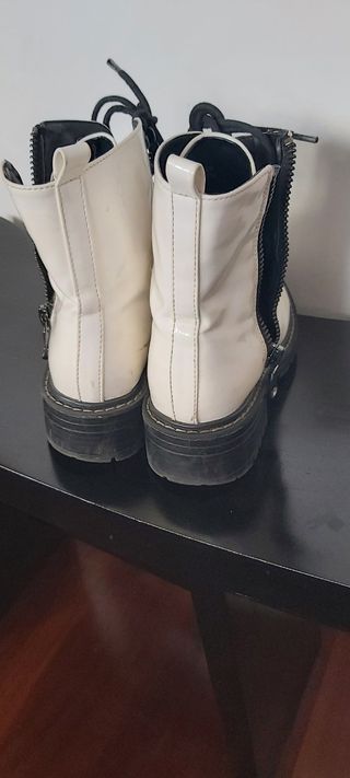 Botas blancas tipo charol. N. 37