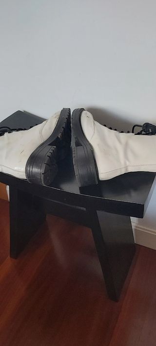 Botas blancas tipo charol. N. 37