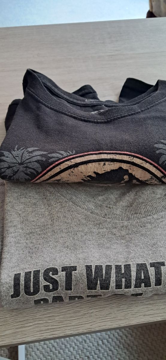 2 camisetas.Jurassic Park.  NASA