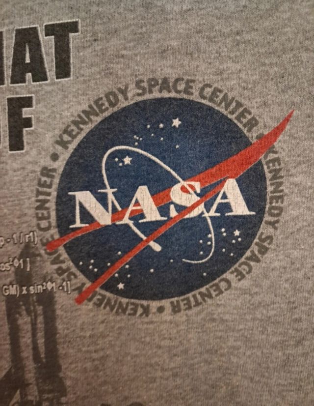 2 camisetas.Jurassic Park.  NASA