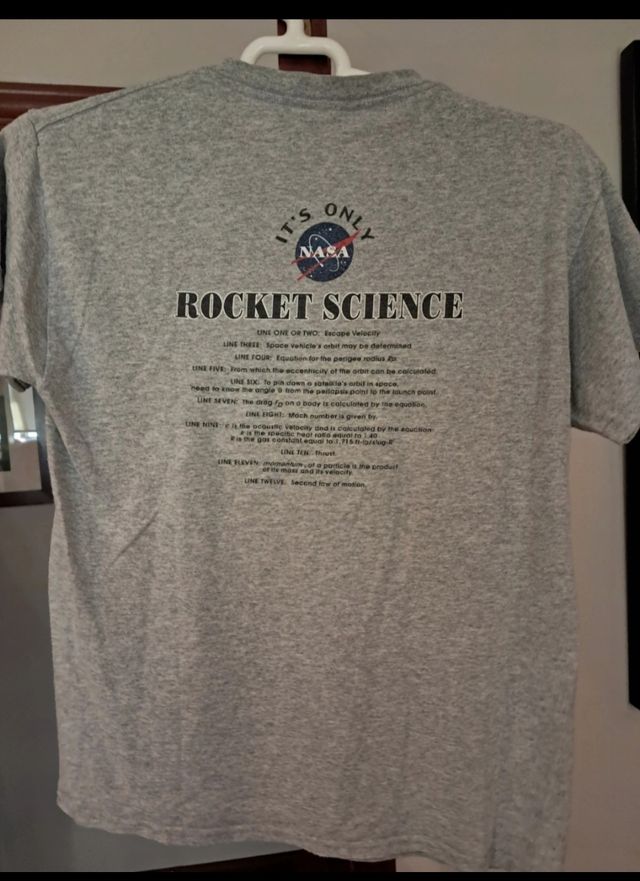 2 camisetas.Jurassic Park.  NASA