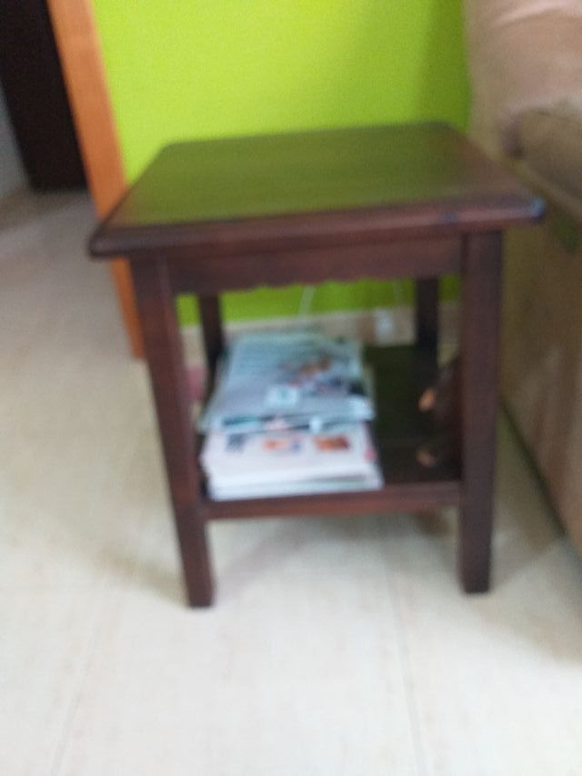 Baul de madera y mesa auxiliar de madera