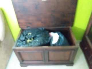 Baul de madera y mesa auxiliar de madera