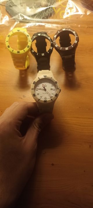 Reloj Toy con fundas de colores