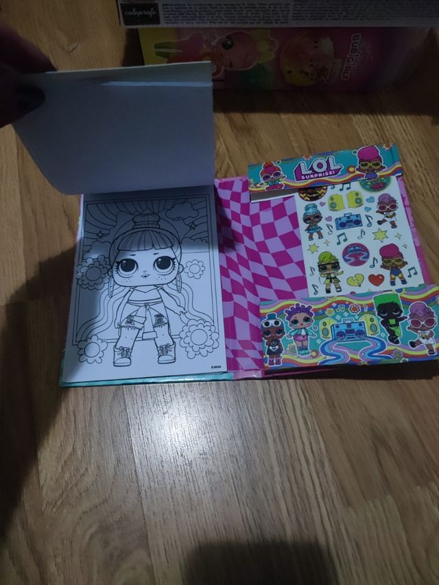 Libro colorear y pegatinas lol