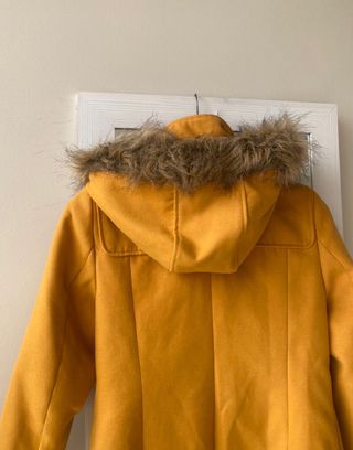 Abrigo Trenka Color Mostaza
