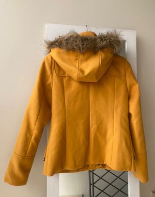 Abrigo Trenka Color Mostaza