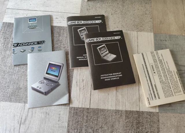 Game boy SP + dos manuales