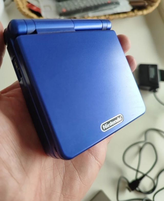 Game boy SP + dos manuales
