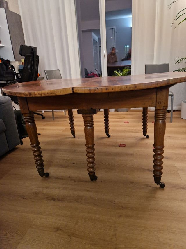 Tavolo in noce XIX secolo