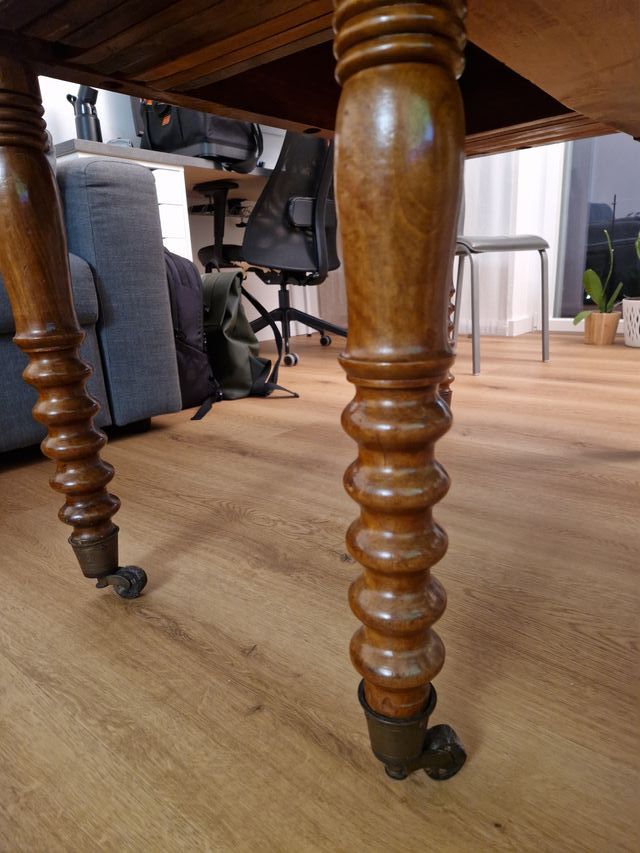 Tavolo in noce XIX secolo