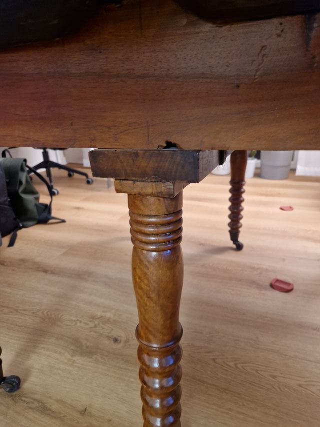 Tavolo in noce XIX secolo