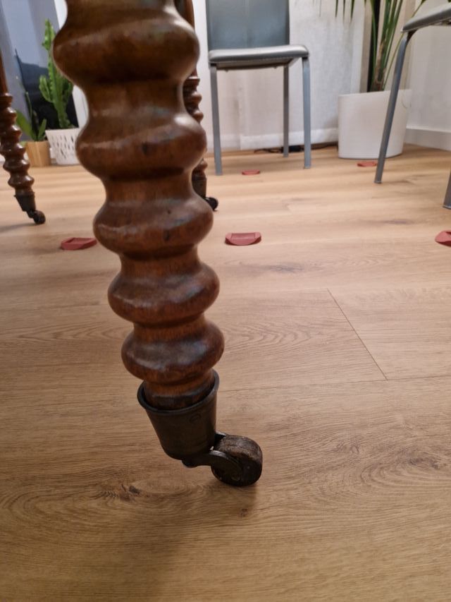 Tavolo in noce XIX secolo