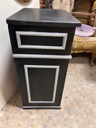 Bonito mueble auxiliar negro y plata