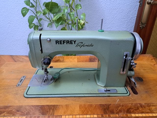 Máquina de coser antigua REFREY