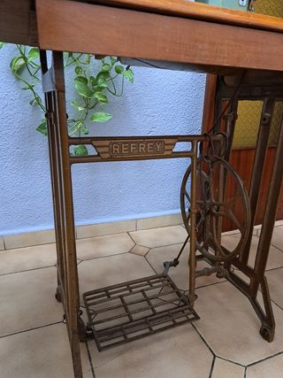 Máquina de coser antigua REFREY