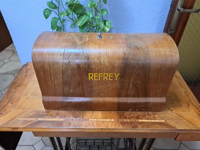 Máquina de coser antigua REFREY