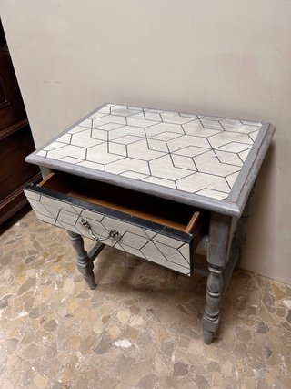 Bonita mesita auxiliar gris y blanco
