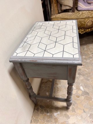 Bonita mesita auxiliar gris y blanco