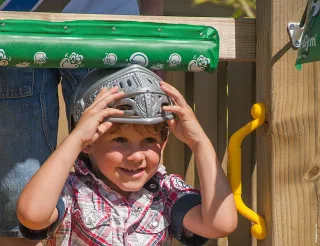 Parque infantil de madera con columpios, cuerda