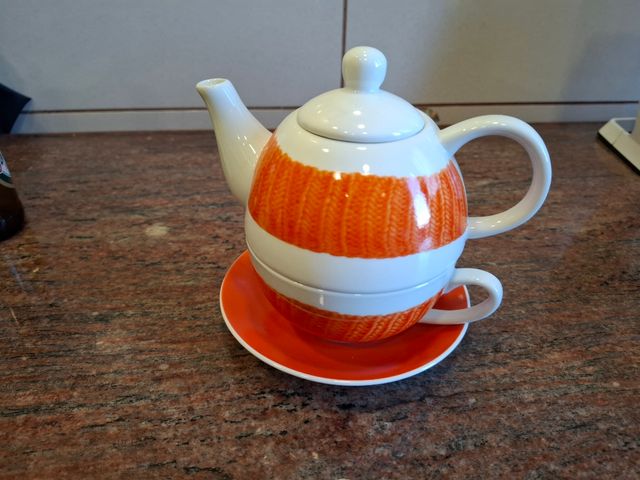 Conjunto de taza y tetera con plato