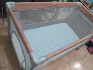 Cuna de viaje y colchón